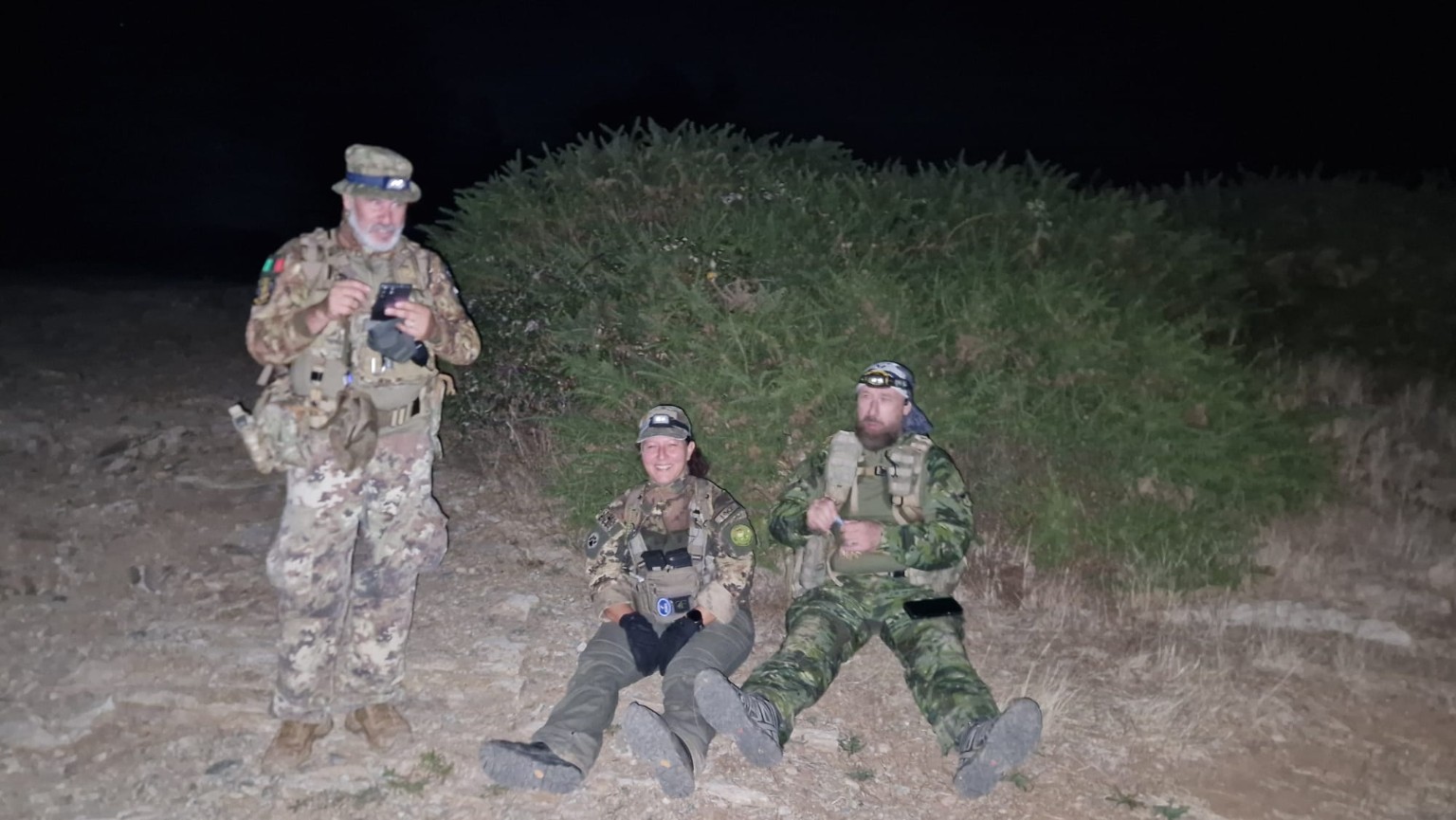 Tre componenti degli ELFI durante una pausa notturna sul terreno